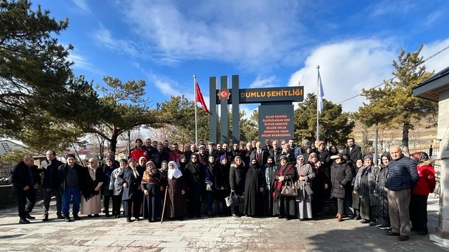 Erzurum'da 57 yıl önce yangında şehit olan 65 asker mezarları başında anıldı
