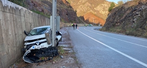 Artvin'de duvar ile sinyalizasyon direği arasında sıkışan otomobilin sürücü...