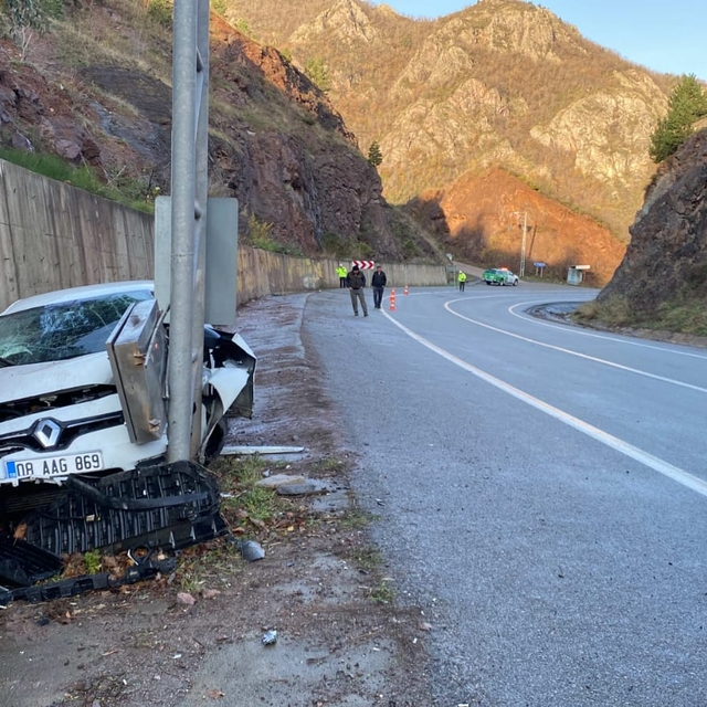 Artvin'de duvar ile sinyalizasyon direği arasında sıkışan otomobilin sürücü...