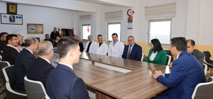 Bilecik Valisi Aygöl, Pazaryeri'nde meslek lisesinde öğrencilerle kitap oku...