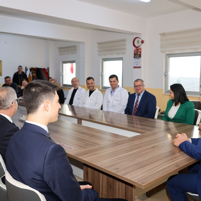 Bilecik Valisi Aygöl, Pazaryeri'nde meslek lisesinde öğrencilerle kitap oku...
