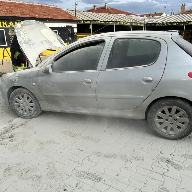Konya'da park halindeki otomobilde çıkan yangın söndürüldü