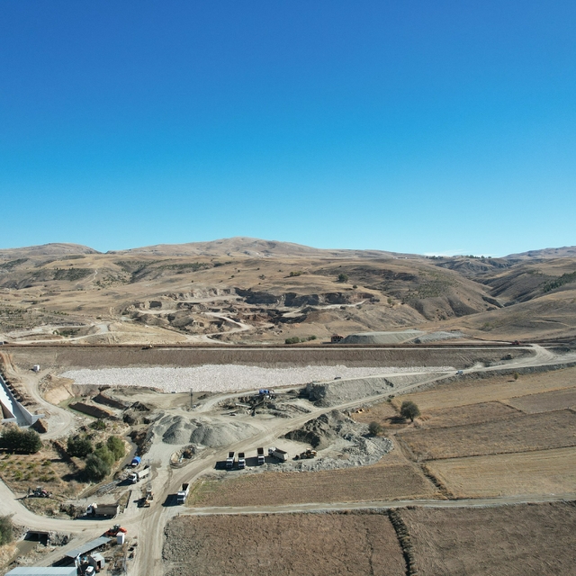 Antalya'da binlerce dekar araziye su sağlayacak Kızılaliler Göleti'nde çalı...