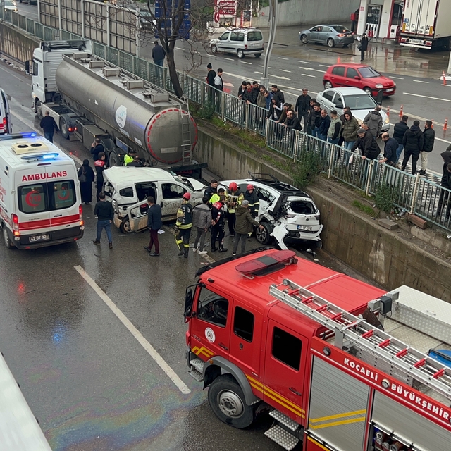 Kocaeli'de yol kenarında duran tankere çarpan 2 araçtaki 3 kişi yaralandı