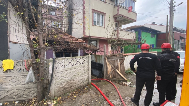Düzce'de çıkan yangında tek katlı ev kullanılamaz hale geldi