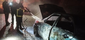 Hatay'da seyir halindeki otomobil alev aldı