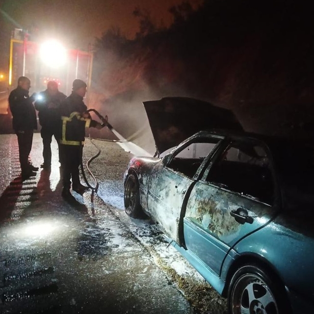 Hatay'da seyir halindeki otomobil alev aldı