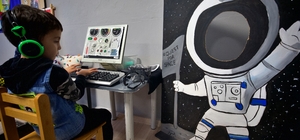 Osmaniyeli öğretmen afetten etkilenen bilim sanat sınıfını, okulun deposund...