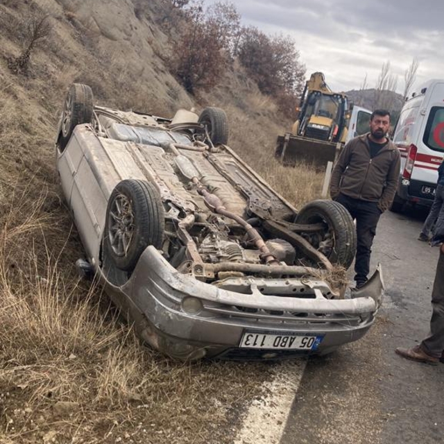 Amasya'da devrilen otomobildeki 2 kişi yaralandı