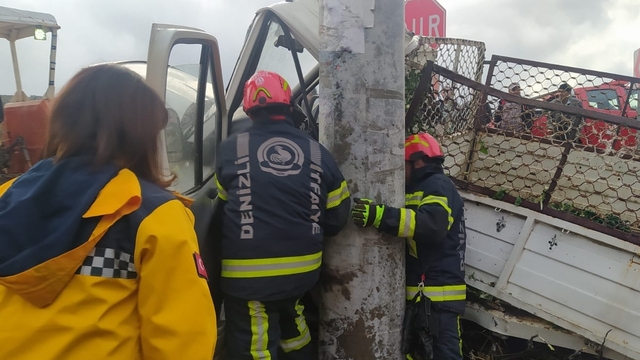 Denizli'de direğe çarpan kamyonetin sürücüsü öldü