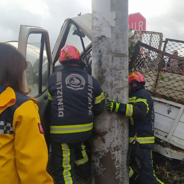Denizli'de direğe çarpan kamyonetin sürücüsü öldü