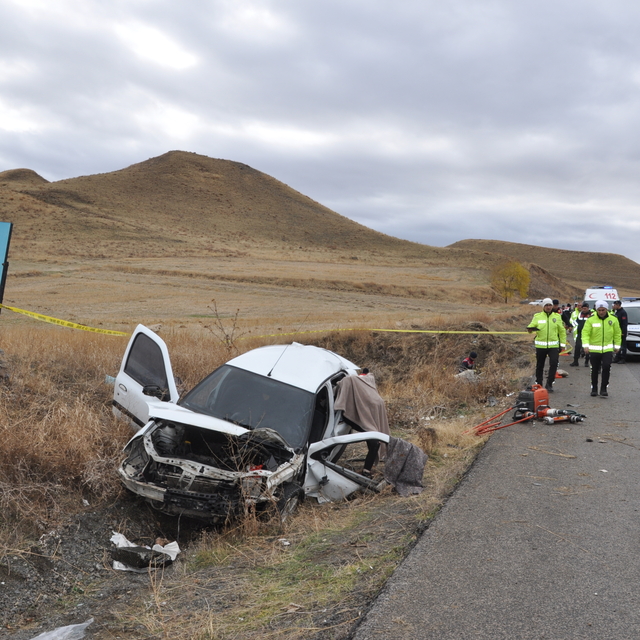 Yozgat'ta şarampole devrilen otomobildeki 3 kişi öldü, 3 kişi yaralandı