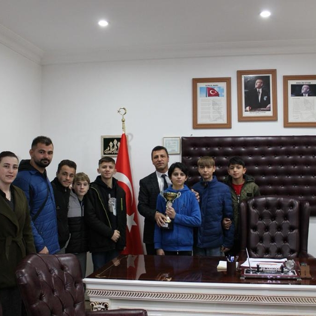 Öğrencilerden Turhal İlçe Milli Eğitim Müdürü Taştan'a ziyaret