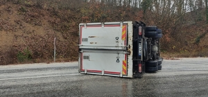 Pazaryeri'nde devrilen tırdaki 2 kişi yaralandı
