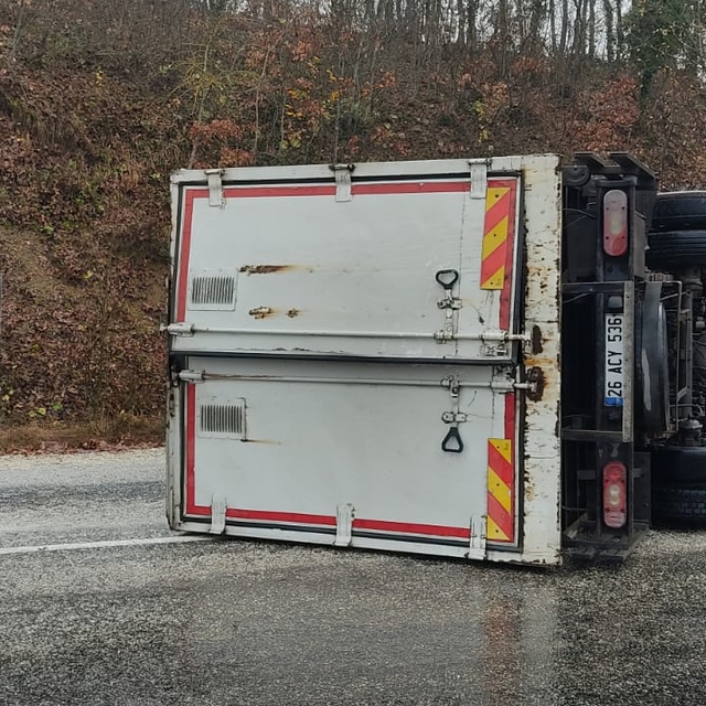 Pazaryeri'nde devrilen tırdaki 2 kişi yaralandı