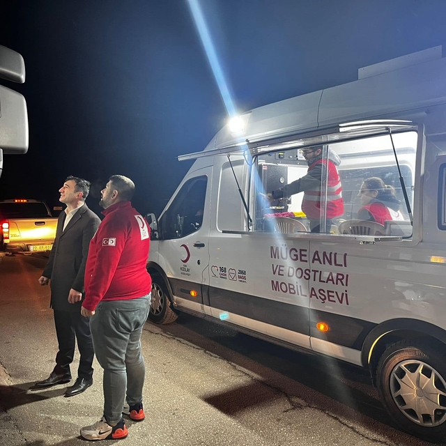 Hamzabeyli Sınır Kapısı'nda bekleyen tır şoförlerine Türk Kızılay'ı ikramda...