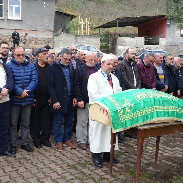 Makam odasında kalp krizinden ölen doçent, toprağa verildi