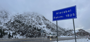 1825 metre rakımlı Alacabel'e mevsimin ilk karı yağdı
