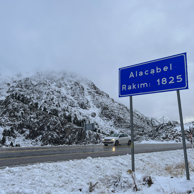 1825 metre rakımlı Alacabel'e mevsimin ilk karı yağdı