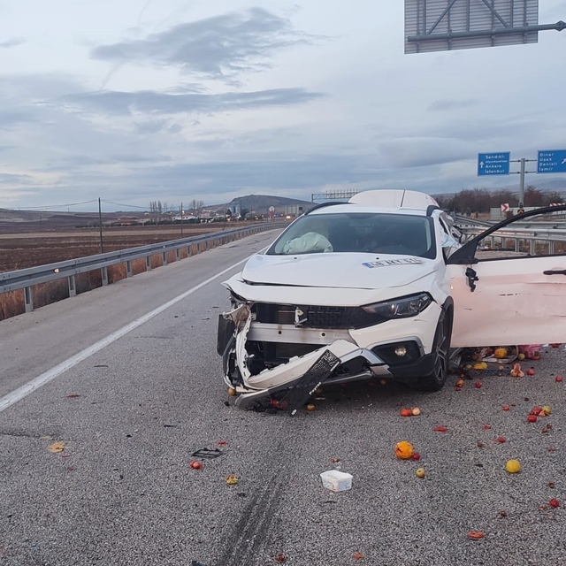 Afyonkarahisar'da otomobille tırın çarpıştığı kazada 1 kişi öldü, 2 kişi ya...