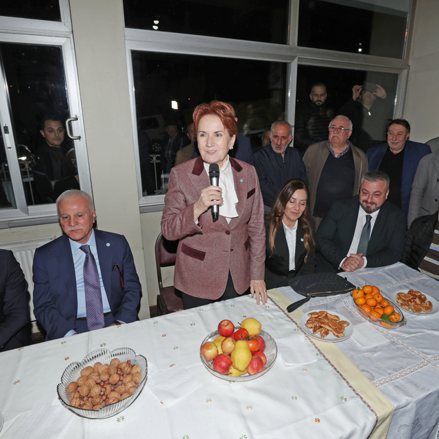 İYİ Parti Genel Başkanı Akşener, Trabzon'da vatandaşlarla bir araya geldi