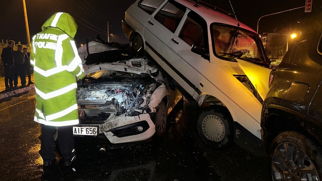 İzmir'de 3 otomobil kazaya karıştı; 1 yaralı