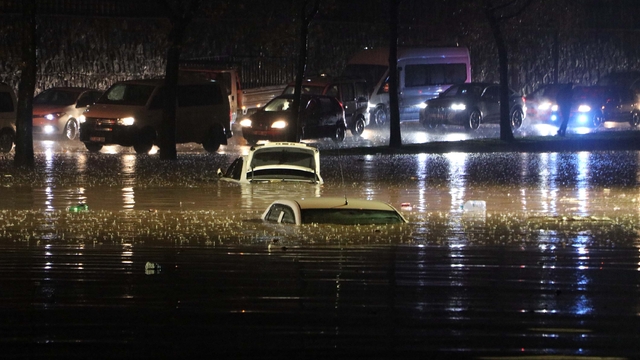 Gaziantep'te sağanak; cadde ve sokaklar suyla doldu (2)