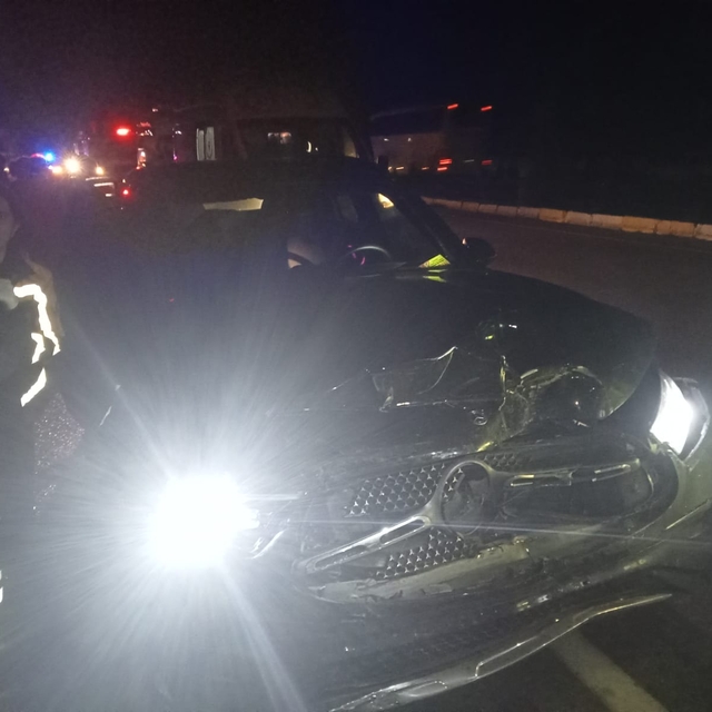 Burhaniye'de arızalanan aracından inen sürücü, başka bir otomobilin çarpmas...