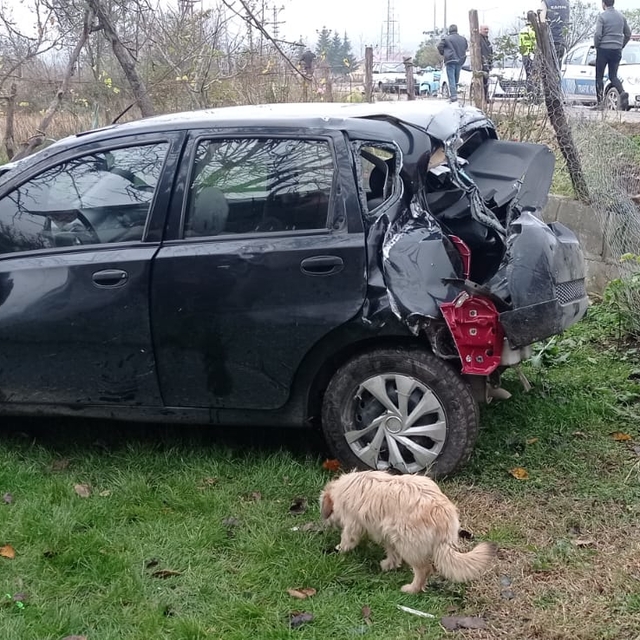 Salıpazarı'nda devrilen otomobildeki 2 kişi yaralandı