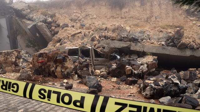 Gaziantep'te dünkü sağanakta yol çöktü, istinat duvarı araçların üzerine devrildi