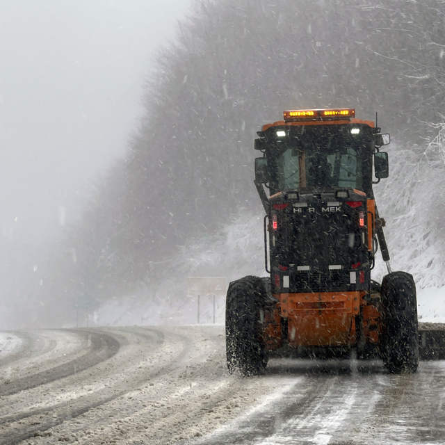 Domaniç Dağı'nda kar etkili oluyor
