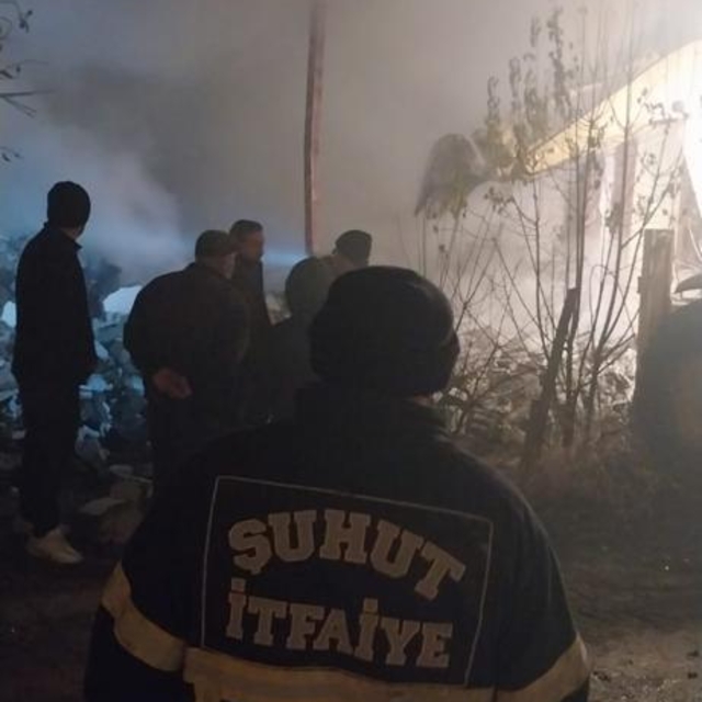 Afyonkarahisar'da odunlukta çıkan yangın söndürüldü