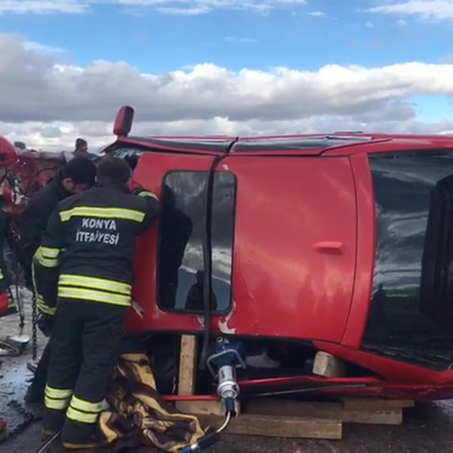 Minibüs ile otomobil çarpıştı: 1 ölü, 1 yaralı