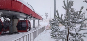 Erciyes Kayak Merkezi'ne kar yağdı