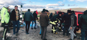 Konya'da hafif ticari araçla çarpışan otomobilin sürücüsü öldü