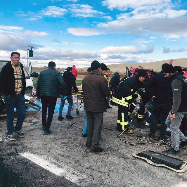 Konya'da hafif ticari araçla çarpışan otomobilin sürücüsü öldü