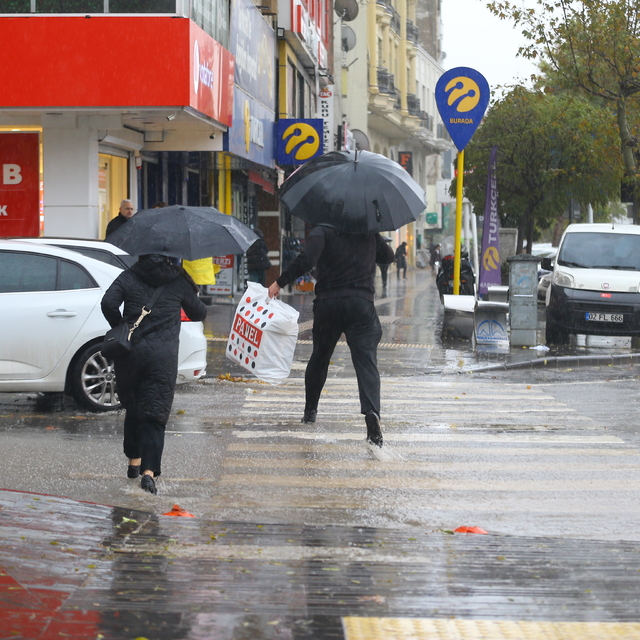 Kahramanmaraş'ta kuvvetli sağanak  yaşamı olumsuz etkili oluyor