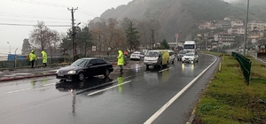 Zonguldak-Alaplı kara yolunda heyelan nedeniyle ulaşım tek yönden sağlanıyor
