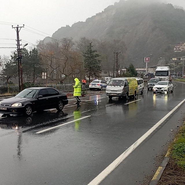 Zonguldak-Alaplı kara yolunda heyelan nedeniyle ulaşım tek yönden sağlanıyo...