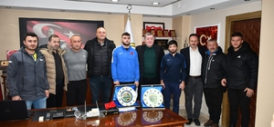 Alaplı Belediye Başkanı Nuri Tekin, şampiyon güreşçiyi ödüllendirdi