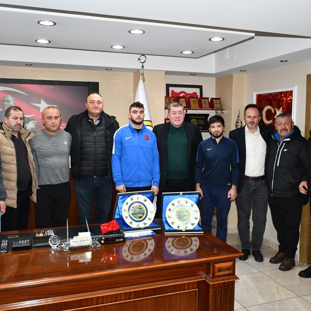 Alaplı Belediye Başkanı Nuri Tekin, şampiyon güreşçiyi ödüllendirdi