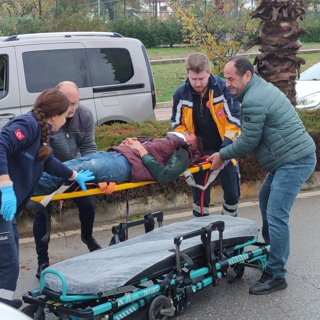 İzmir'de otomobilin çarptığı yaya yaralandı