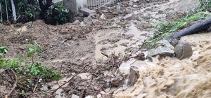 Yalova'da taşan dere nedeniyle bazı sokak ve evleri su bastı