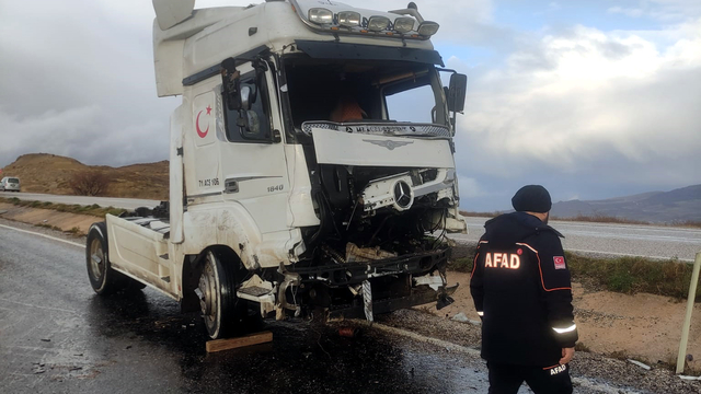 Kırıkkale'de iki tırın çarpıştığı kazada 1 kişi yaralandı