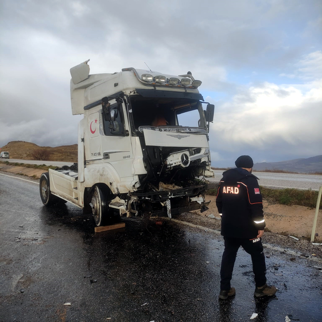 Kırıkkale'de iki tırın çarpıştığı kazada 1 kişi yaralandı