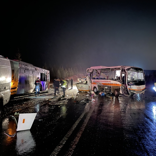 Eskişehir'de belediye otobüsü ve midibüsü ile karavan çarpıştı, 14 kişi yar...
