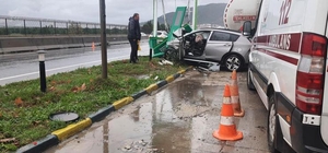 Akaryakıt istasyonunun tabelasına çarpan otomobilin sürücüsü öldü
