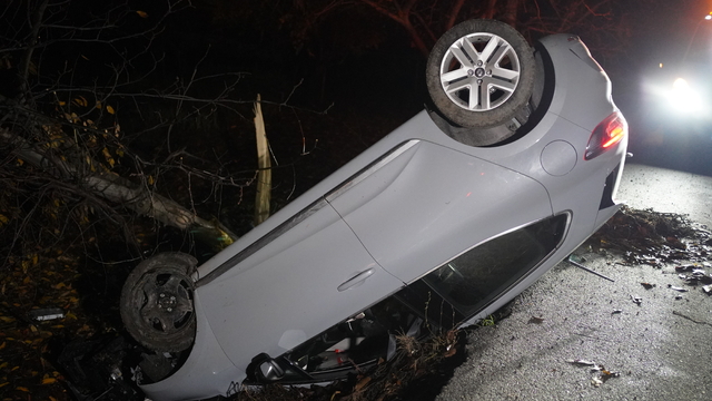 Uşak'ta şarampole devrilen otomobildeki 4 kişi yaralandı