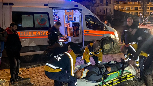 Uşak'ta bıçaklı kavgada 2 kişi yaralandı