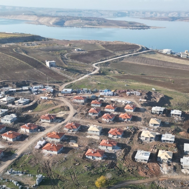Şanlıurfa'da Atatürk Barajı manzaralı köy konutları mart ayında teslim edil...
